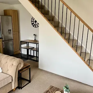 Central, Stylish & Cosy With Large Garden & Parking, Holiday home